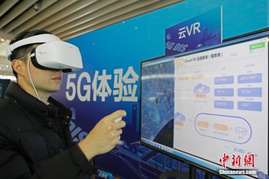 2月18日，中国首个5G火车站在上海虹桥火车站启动建设，计划于今年9月完成5G网络深度覆盖。图为旅客在虹桥火车站5G体验区内体验VR。/p中新社记者 殷立勤 摄