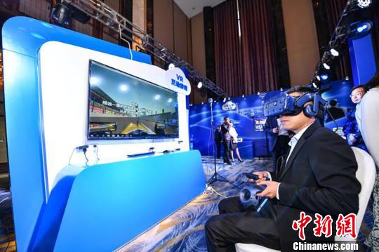 图为民众在活动现场体验区体验5G-VR互动游戏。　钟欣 摄